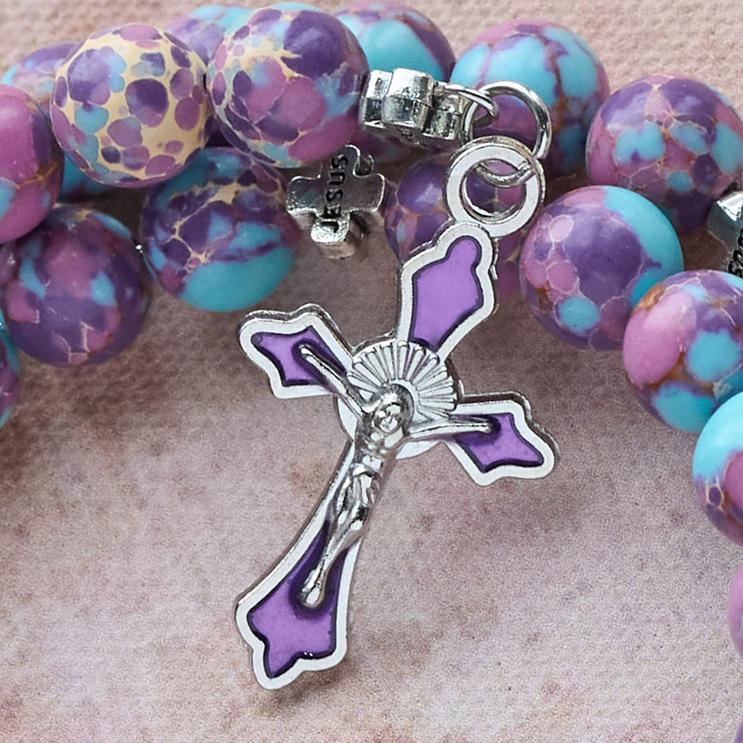 Rosenkranzarmband aus violettem Imperial-Jaspis mit Emaille-Kruzifix von Christianartworkshop - image 9