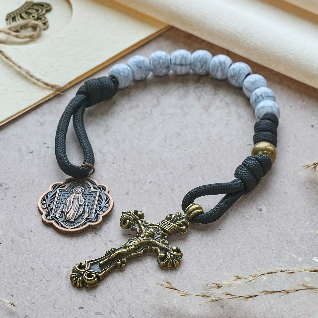 Rosenkranz von Christianartworkshop: Mattweiße, rissige Perlen mit verziertem Messingkreuz, Taschenrosenkranz - image 13