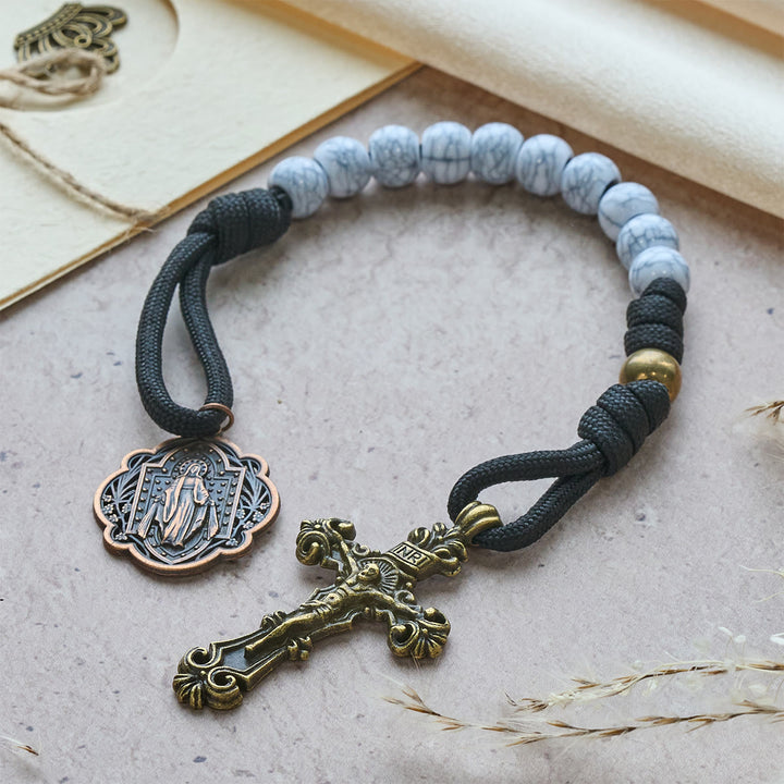 Rosenkranz von Christianartworkshop: Mattweiße, rissige Perlen mit verziertem Messingkreuz, Taschenrosenkranz - image 13