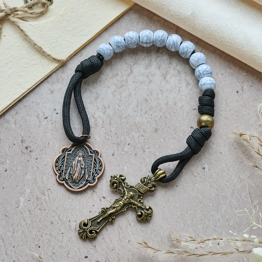 Christianartworkshop Rosenkranz im Taschenformat mit mattweißen Crackle-Perlen und heiligem Kreuz aus Messing - Taschenrosenkranz - image 0