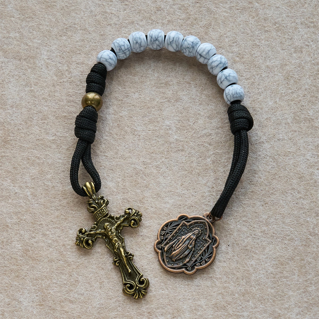 Christianartworkshop Rosenkranz im Taschenformat mit mattweißen Crackle-Perlen und heiligem Kreuz aus Messing - image 4