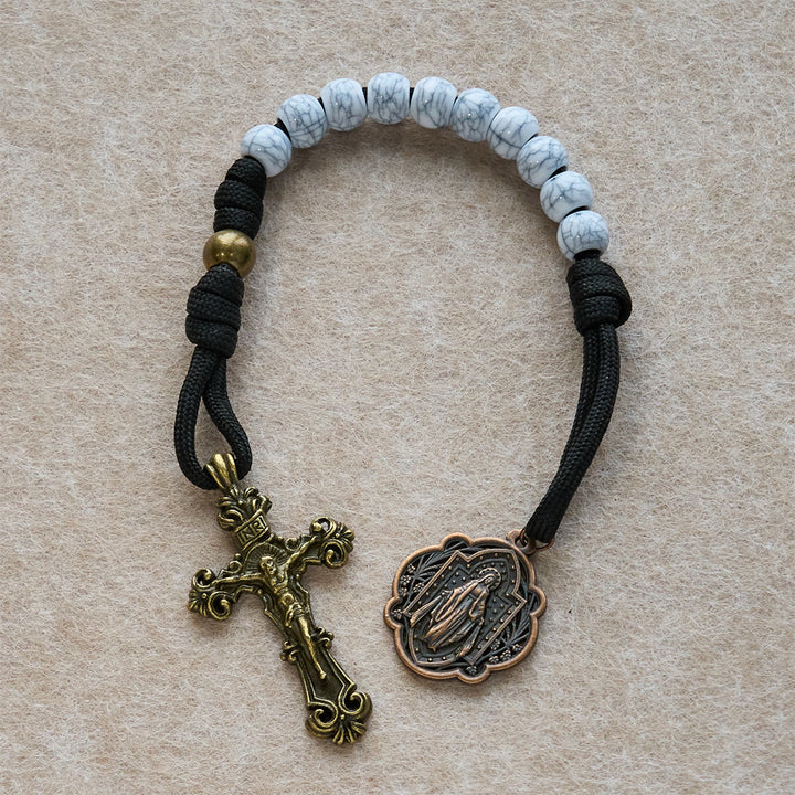 Christianartworkshop Rosenkranz im Taschenformat mit mattweißen Crackle-Perlen und heiligem Kreuz aus Messing - image 4
