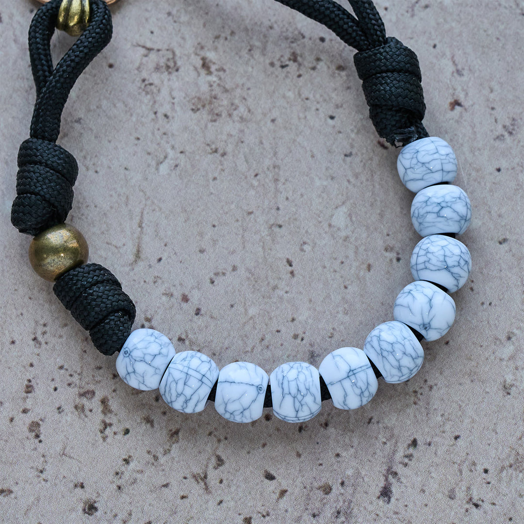 Christianartworkshop Rosenkranz im Taschenformat mit mattweißen Crackle-Perlen und heiligem Kreuz aus Messing - image 6