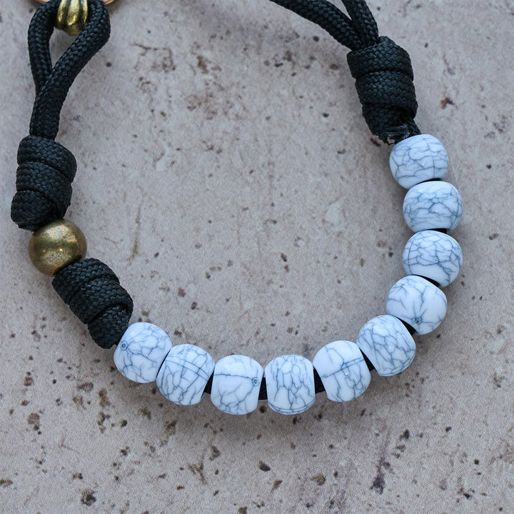 Christianartworkshop Rosenkranz im Taschenformat mit mattweißen Crackle-Perlen und heiligem Kreuz aus Messing - image 6