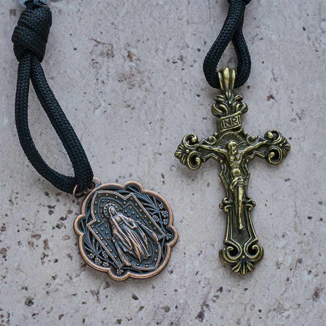 Rosenkranz von Christianartworkshop: Mattweiße, rissige Perlen mit verziertem Messingkreuz, Taschenrosenkranz - image 15