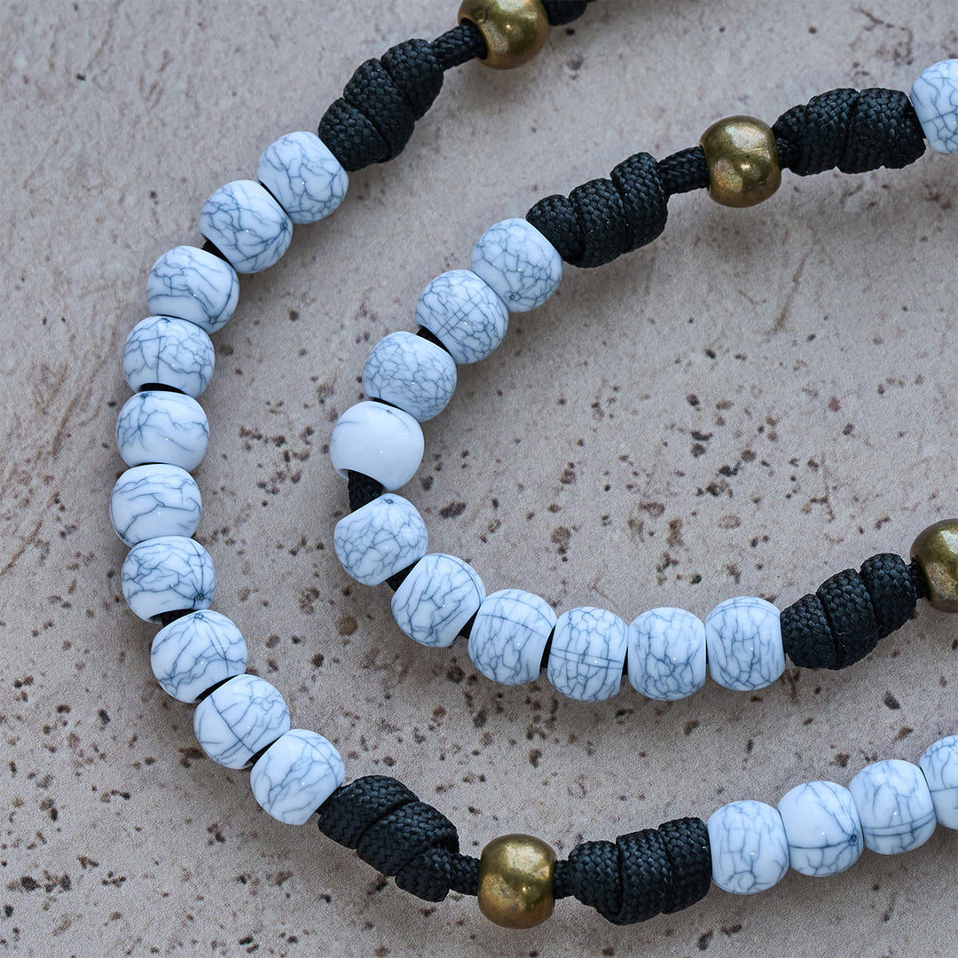 Rosenkranz von Christianartworkshop: Mattweiße, rissige Perlen mit verziertem Messingkreuz, Taschenrosenkranz - image 7