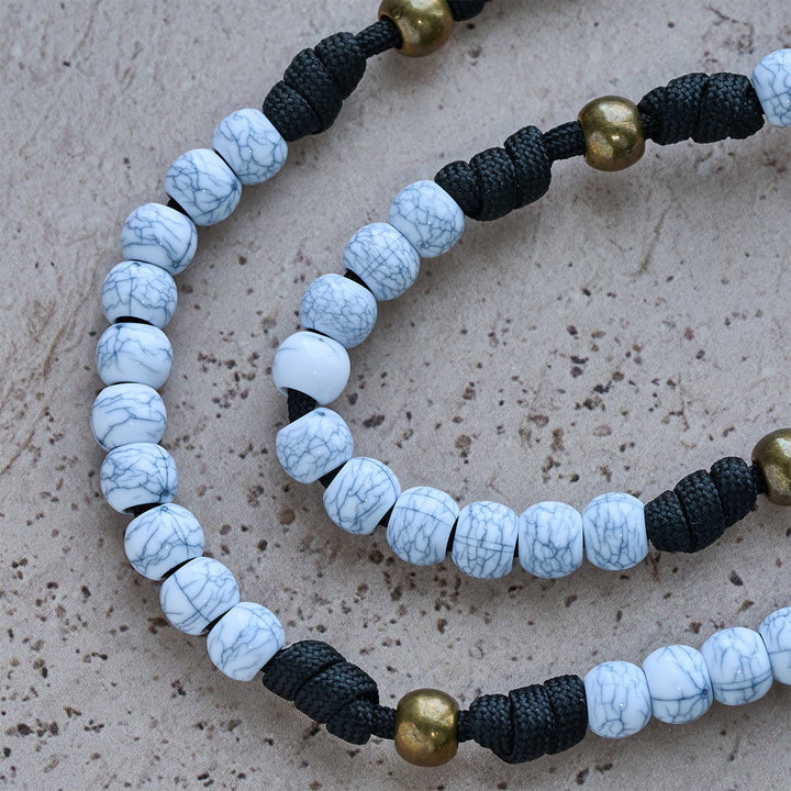 Rosenkranz von Christianartworkshop: Mattweiße, rissige Perlen mit verziertem Messingkreuz, Taschenrosenkranz - image 7