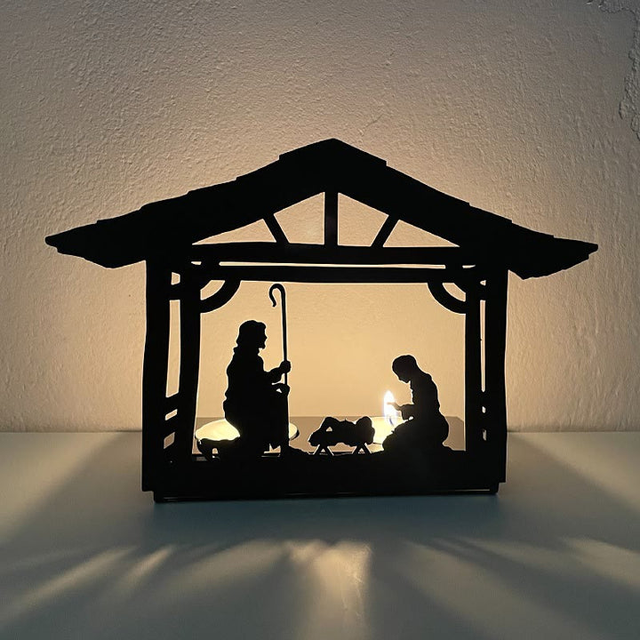 Christianartworkshop Kerzenhalter in Form einer Krippe aus Eisen: Leuchtende Krippenszene & Weihnachtsdekoration - Metall-Kerzenständer-4 - image 3