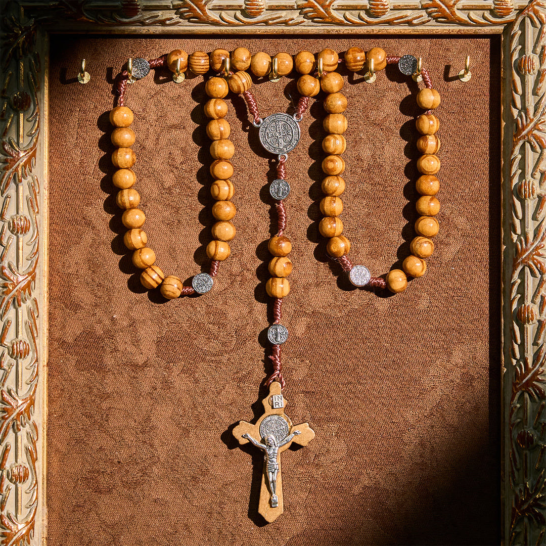 Perlenrosenkranz mit St.-Benedikt-Medaille von Christianartworkshop: Zarter Glaube für Momente des Gebets - image 1