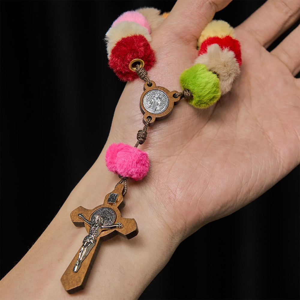 Christianartworkshop Bunter, flauschiger Pompon-Taschenrosenkranz: Ein sanftes und herzliches Glaubensgeschenk - image 1