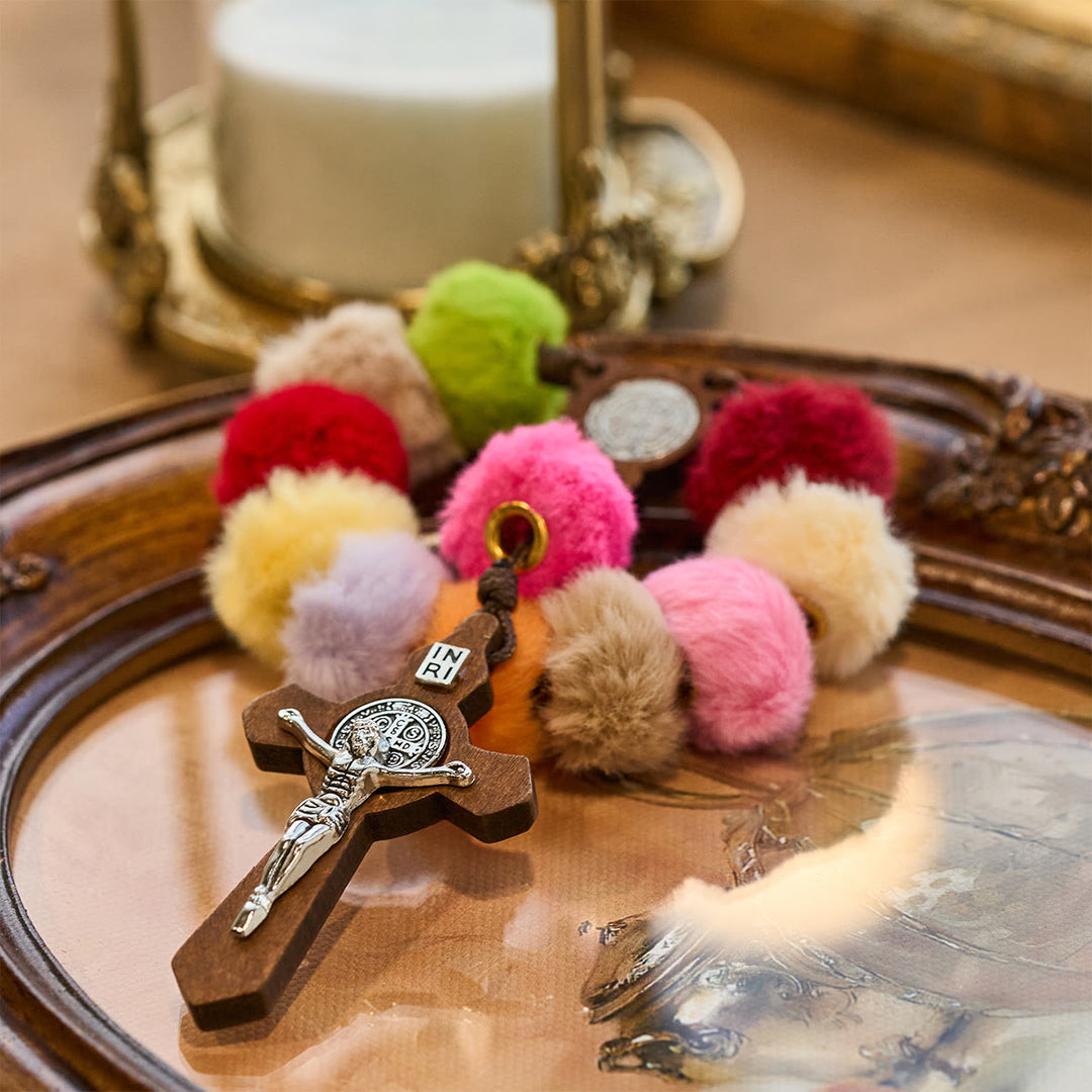 Christianartworkshop Bunter, flauschiger Pompon-Taschenrosenkranz: Ein sanftes und herzliches Glaubensgeschenk - image 2