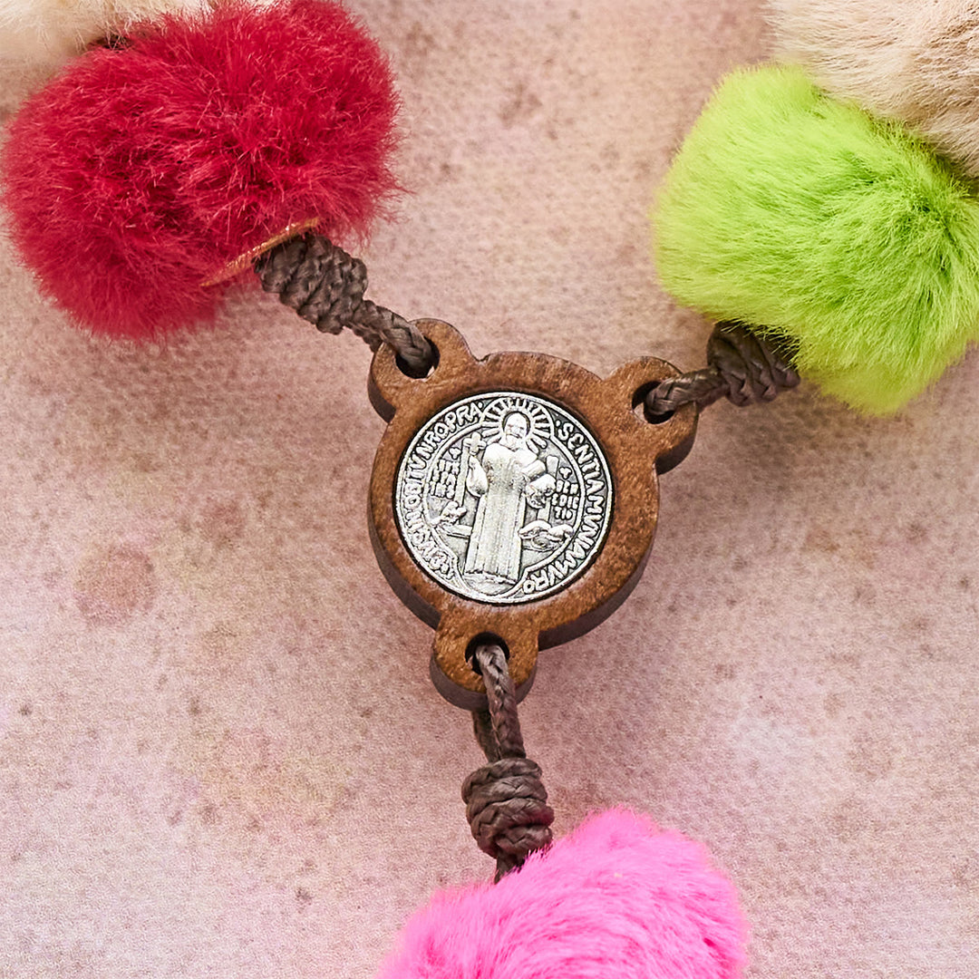 Christianartworkshop Bunter, flauschiger Pompon-Taschenrosenkranz: Ein sanftes und herzliches Glaubensgeschenk - image 5