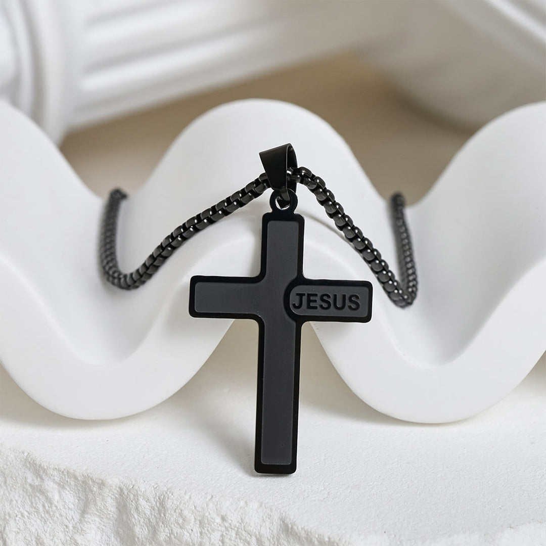 Minimalistische Kreuzkette mit „JESUS“-Detail von Christianartworkshop: Schlichter Ausdruck des Glaubens - Schwarz - image 8