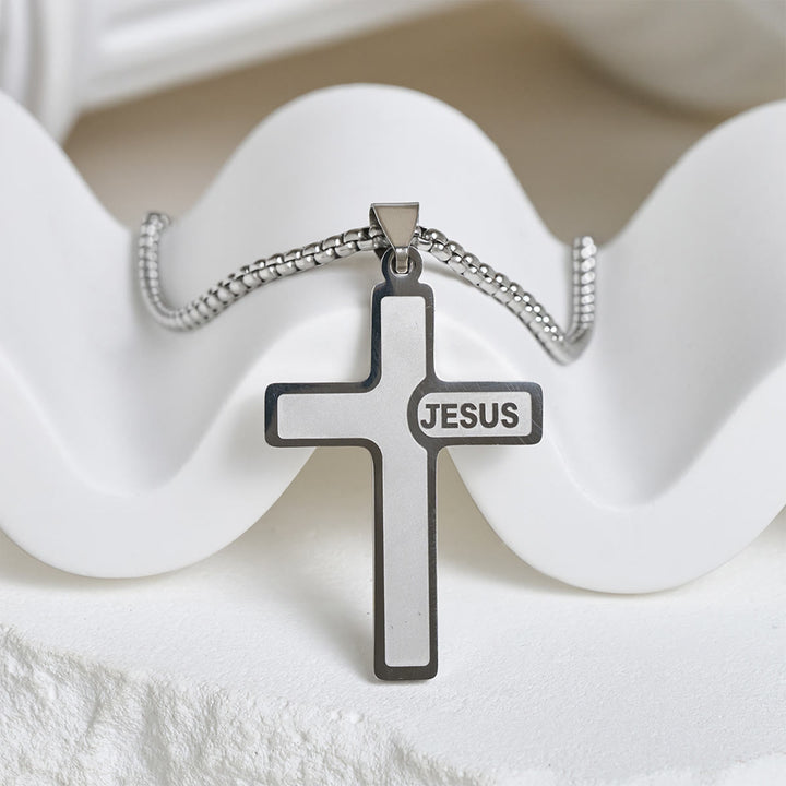 Minimalistische Kreuzkette mit „JESUS“-Detail von Christianartworkshop: Schlichter Ausdruck des Glaubens - Silber - image 0