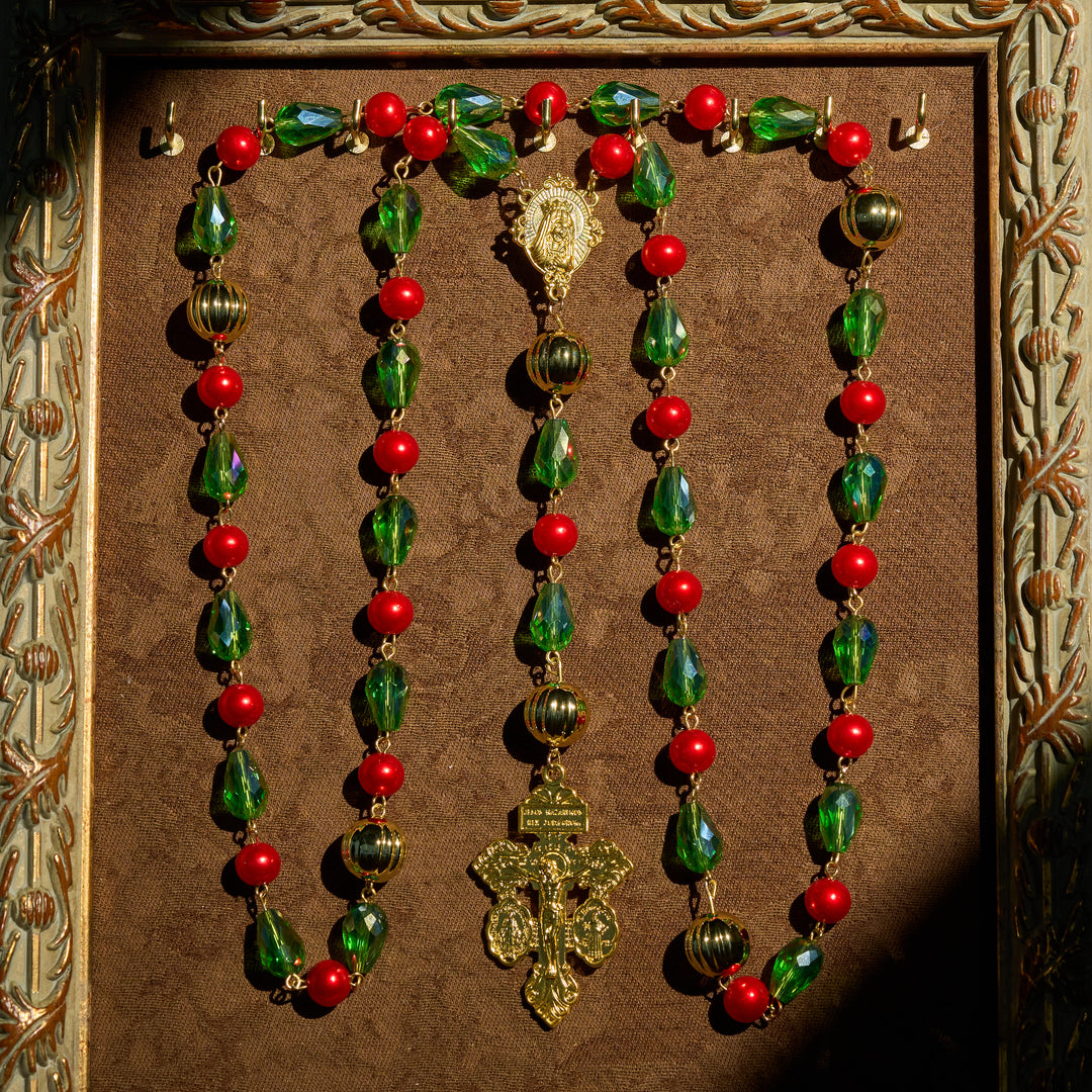 Christianartworkshop Vergebungskreuz geschmückter Weihnachtsrosenkranz: Treuer Begleiter & festliche Dekoration - image 2