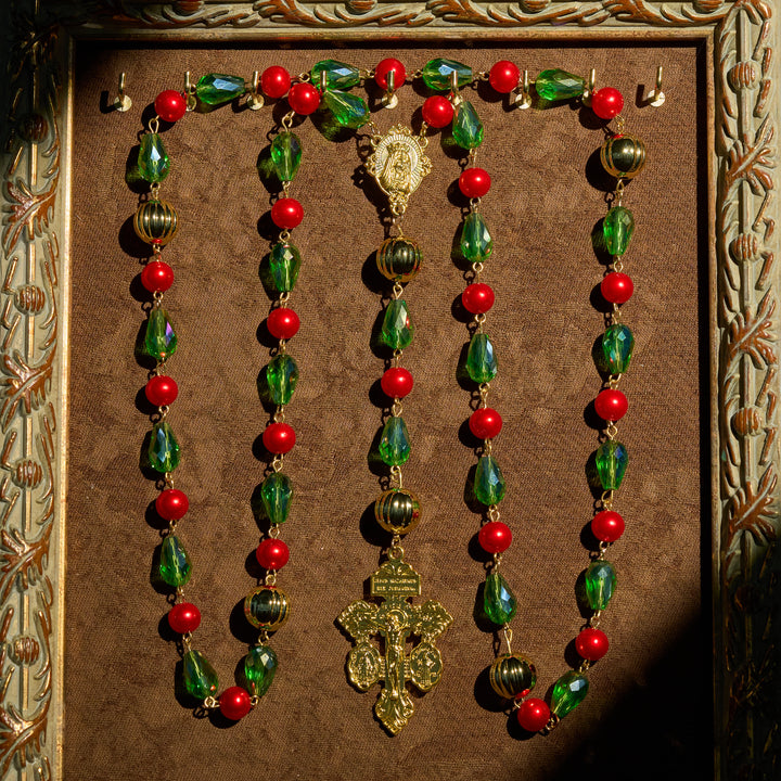 Christianartworkshop Vergebungskreuz geschmückter Weihnachtsrosenkranz: Treuer Begleiter & festliche Dekoration - image 2