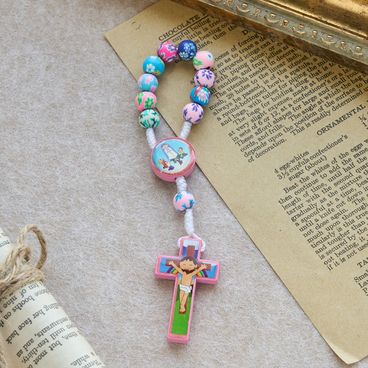 Christianartworkshop Rosenkranz und Armband für Kinder in Blau und Rosa: Bunte Perlen und heilige Symbole für junge Herzen - Rosa Rosenkranz - image 6