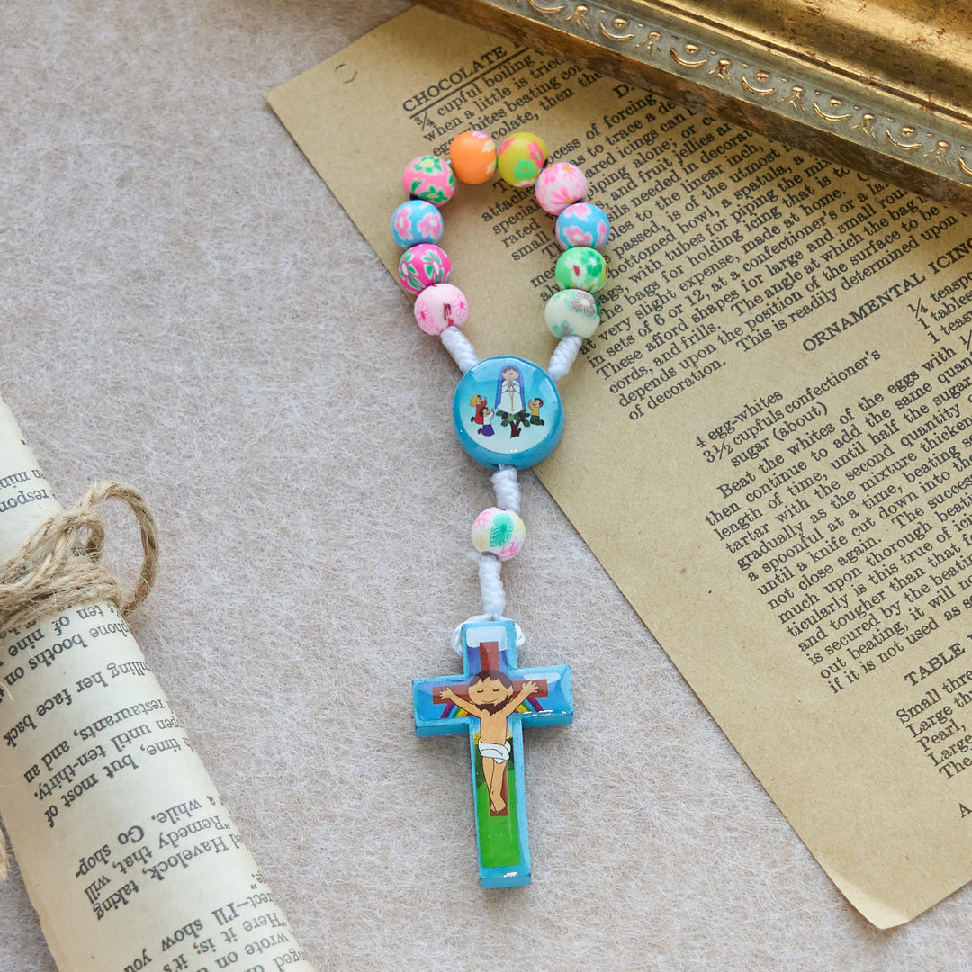 Christianartworkshop Rosenkranz und Armband für Kinder in Blau und Rosa: Bunte Perlen und heilige Symbole für junge Herzen - image 3