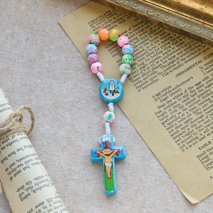 Christianartworkshop Rosenkranz und Armband für Kinder in Blau und Rosa: Bunte Perlen und heilige Symbole für junge Herzen - image 3