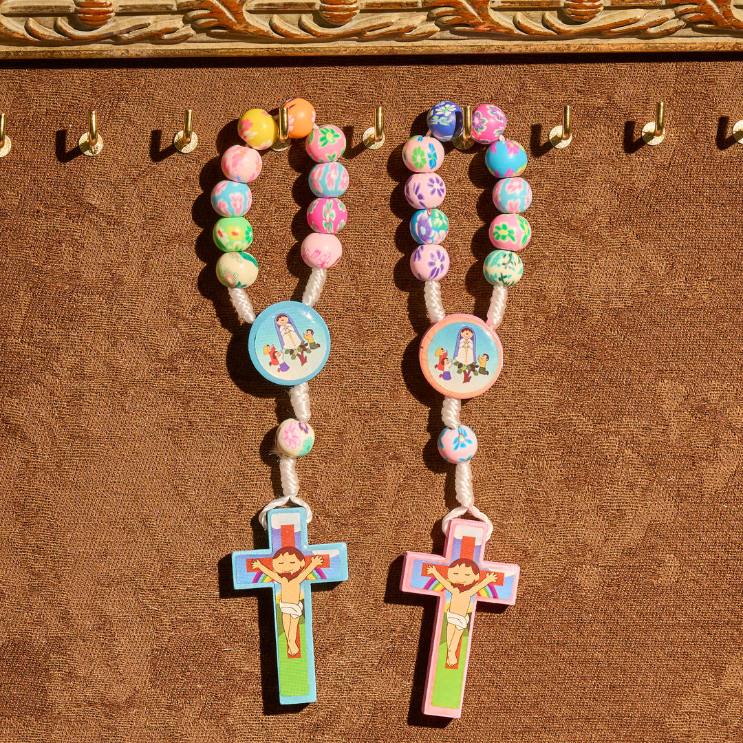 Christianartworkshop Rosenkranz und Armband für Kinder in Blau und Rosa: Bunte Perlen und heilige Symbole für junge Herzen - image 2