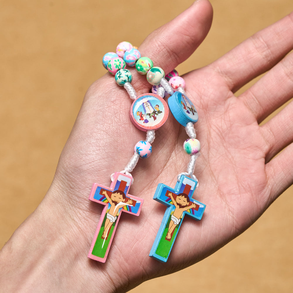 Christianartworkshop Rosenkranz und Armband für Kinder in Blau und Rosa: Bunte Perlen und heilige Symbole für junge Herzen - image 1