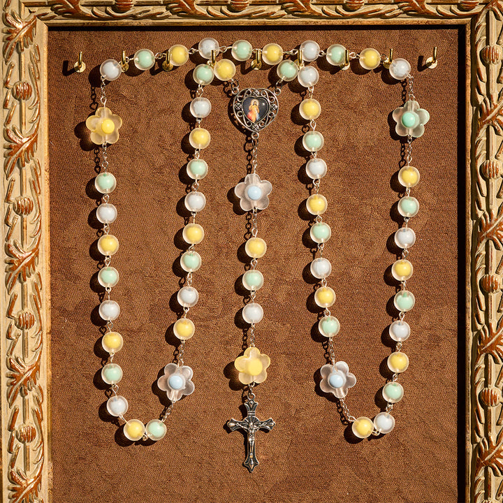 Christianartworkshop Pastellfarbener Osterrosenkranz mit Blumenmuster und Jesusherz-Medaille: Gebetsperlen als Frühlingsgeschenk - image 2