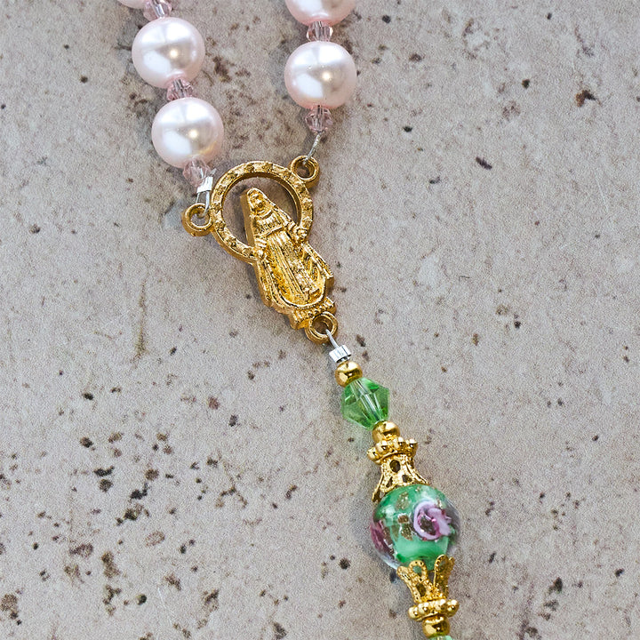 Christianartworkshop Rosenkranz „Himmlisch rosa Perlen“ zur Andacht über den Heiligen Judas mit floralen Perlen der heiligen Gnade - image 8