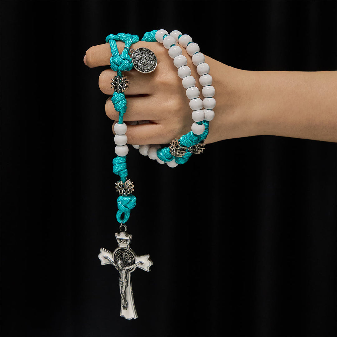 Christianartworkshop Winterweißer Paracord-Rosenkranz mit Schneeflockenmotiven und Kreuzigung des Heiligen Christus - image 1