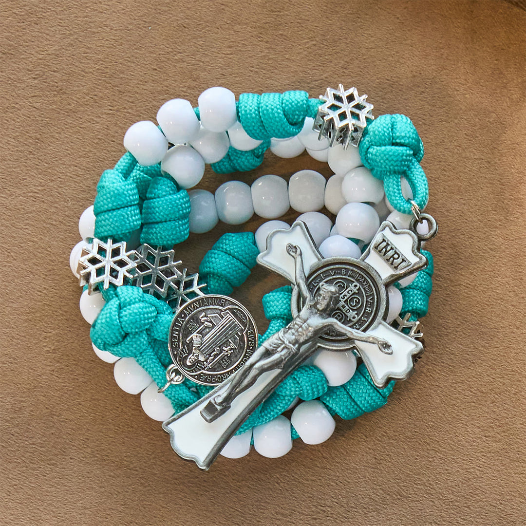 Christianartworkshop Winterweißer Paracord-Rosenkranz mit Schneeflockenmotiven und Kreuzigung des Heiligen Christus - image 7