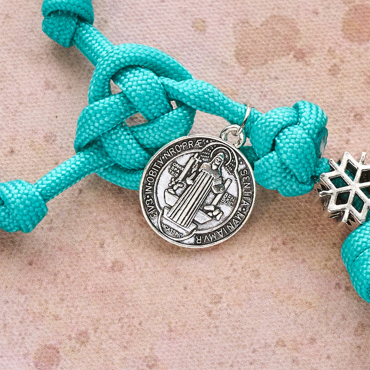Christianartworkshop Winterweißer Paracord-Rosenkranz mit Schneeflockenmotiven und Kreuzigung des Heiligen Christus - image 9