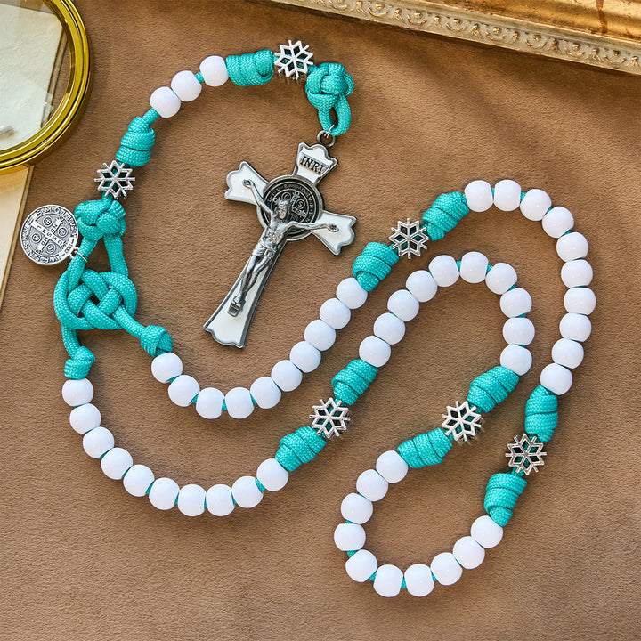 Christianartworkshop Winterweißer Paracord-Rosenkranz mit Schneeflockenmotiven und Kreuzigung des Heiligen Christus - image 3