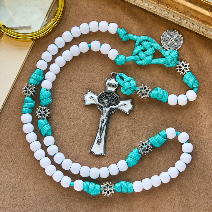 Christianartworkshop Winterweißer Paracord-Rosenkranz mit Schneeflockenmotiven und Kreuzigung des Heiligen Christus - Der heilige Benedikt und das Kruzifix - image 0