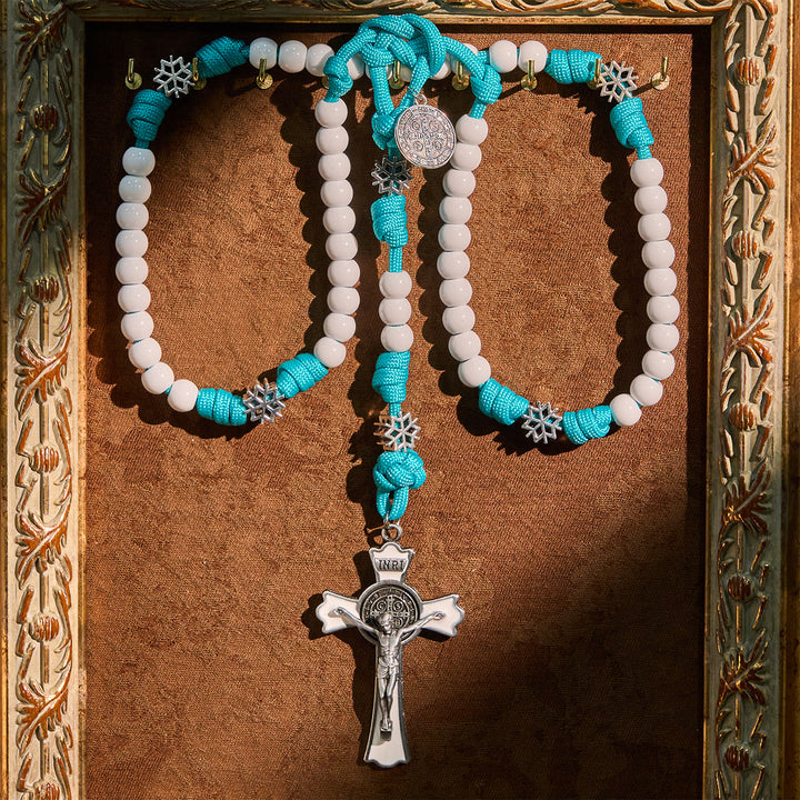 Christianartworkshop Winterweißer Paracord-Rosenkranz mit Schneeflockenmotiven und Kreuzigung des Heiligen Christus - image 2