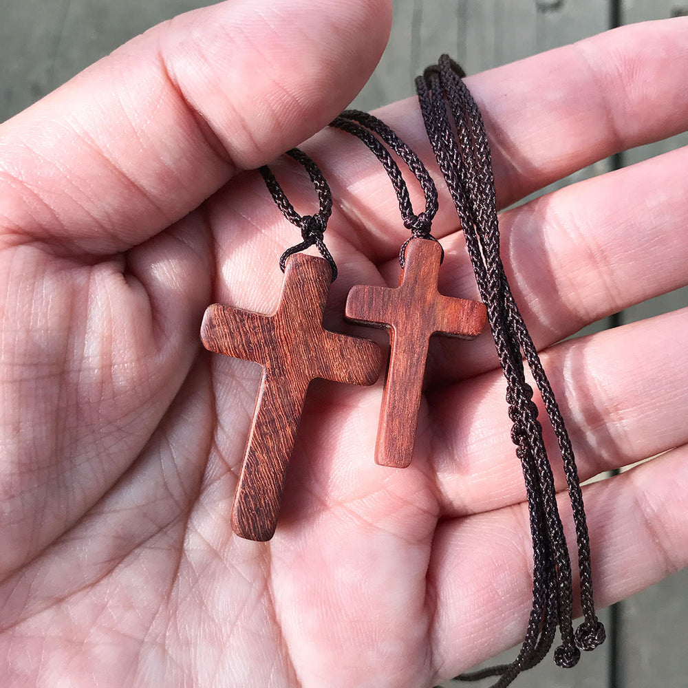 Handgefertigte Kreuzkette aus rotem Sandelholz von Christianartworkshop – Schlichte Andacht, perfekt für jeden Tag - image 1