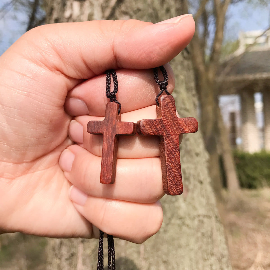 Handgefertigte Kreuzkette aus rotem Sandelholz von Christianartworkshop – Schlichte Andacht, perfekt für jeden Tag - image 0