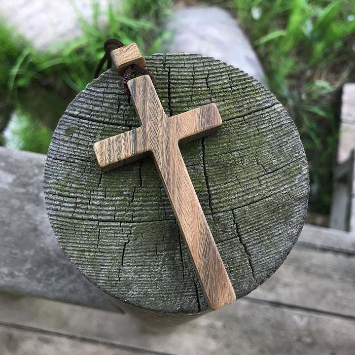 Christianartworkshop Kreuzkette aus rotem und grünem Sandelholz – Symbol des Segens mit natürlicher Maserung - image 2