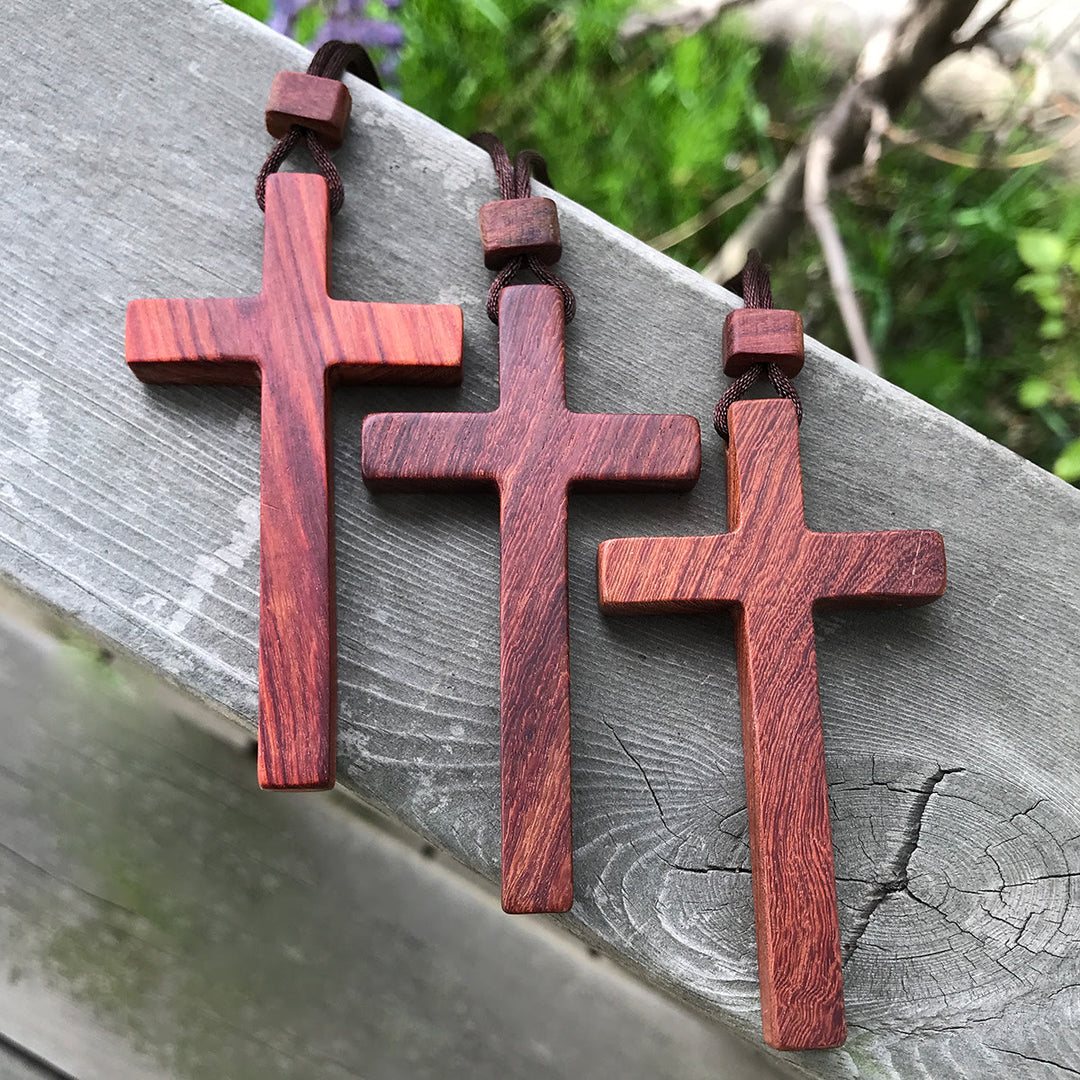 Christianartworkshop Kreuzkette aus rotem und grünem Sandelholz – Symbol des Segens mit natürlicher Maserung - image 5