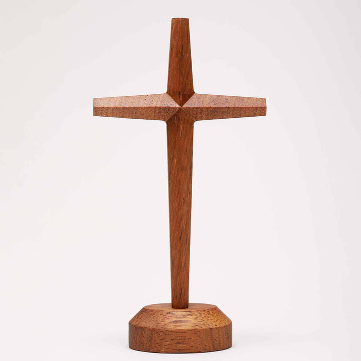 Christianartworkshop Rustikal-modernes Merbau-Kreuz auf Ständer — Ein stilles Symbol des Segens - Medium - image 4