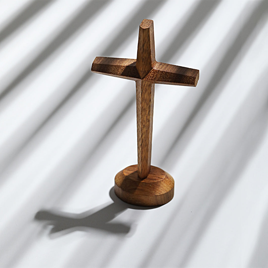 Christianartworkshop Rustikal-modernes Merbau-Kreuz auf Ständer — Ein stilles Symbol des Segens - image 2