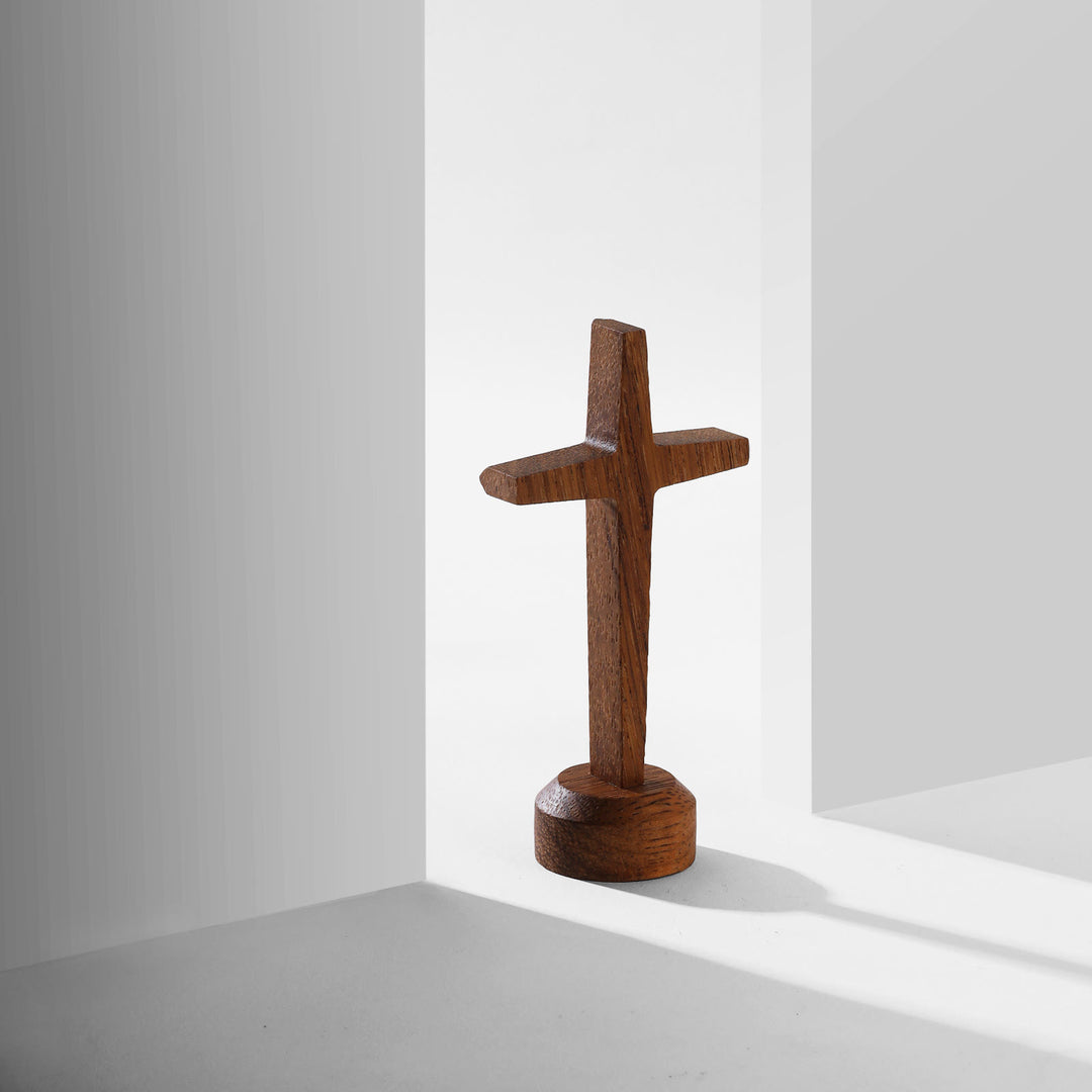 Christianartworkshop Rustikal-modernes Merbau-Kreuz auf Ständer — Ein stilles Symbol des Segens - image 1