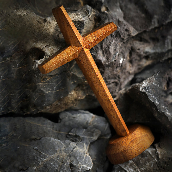 Christianartworkshop Rustikal-modernes Merbau-Kreuz auf Ständer — Ein stilles Symbol des Segens - image 0