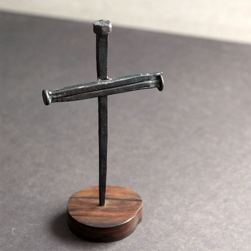 Nagelgeschmiedetes Kruzifix von Christianartworkshop mit Ebenholzsockel – Eine gewichtige Erinnerung an das Opfer - image 1