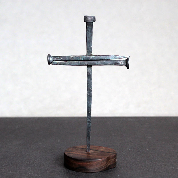 Nagelgeschmiedetes Kruzifix von Christianartworkshop mit Ebenholzsockel – Eine gewichtige Erinnerung an das Opfer - Nagelkreuz - image 0