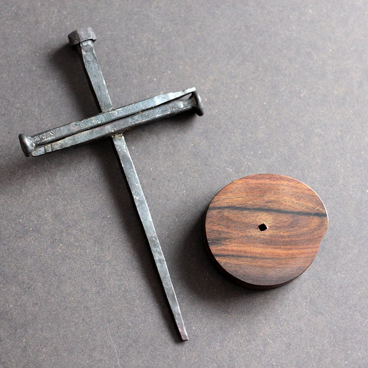Nagelgeschmiedetes Kruzifix von Christianartworkshop mit Ebenholzsockel – Eine gewichtige Erinnerung an das Opfer - image 3