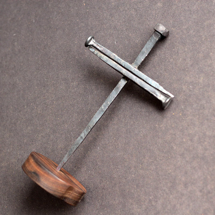 Nagelgeschmiedetes Kruzifix von Christianartworkshop mit Ebenholzsockel – Eine gewichtige Erinnerung an das Opfer - image 2