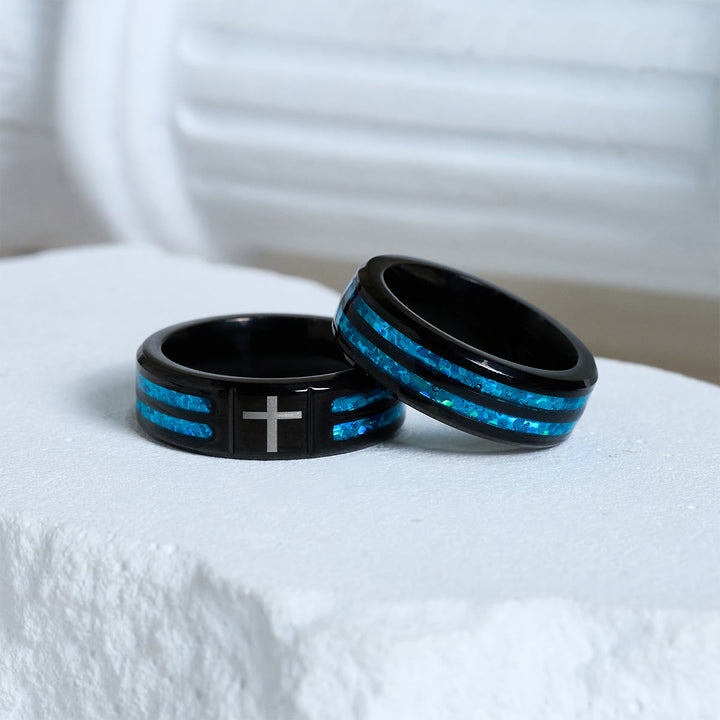 Christianartworkshop Moderner Titanstahl-Kreuzring mit laserblauer Einlage: Ruhe im blauen Licht Christi - image 6