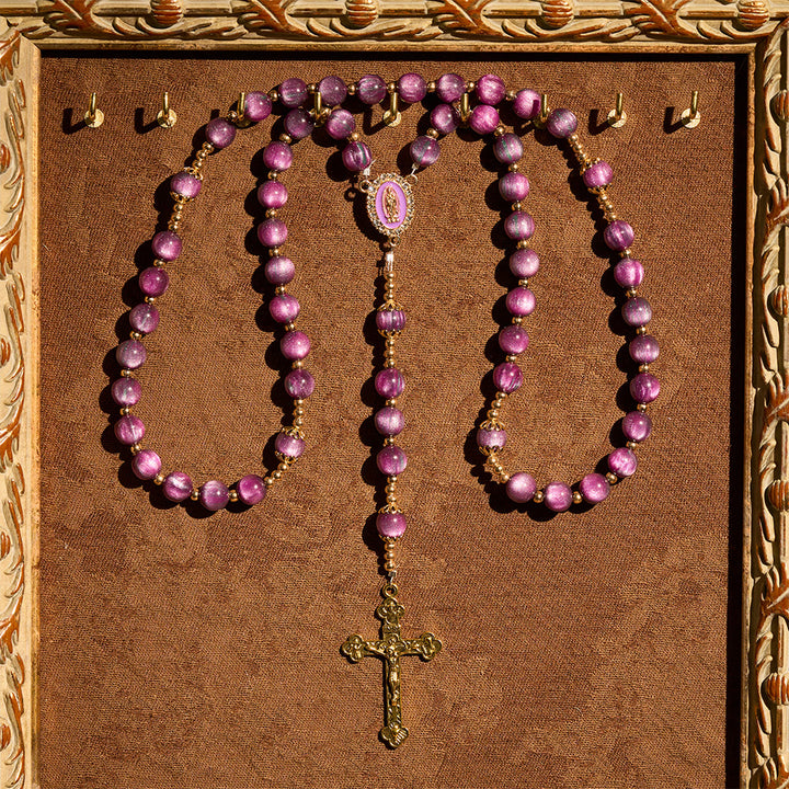 Christianartworkshop Leinwand-Rosenkranz in schimmerndem Lila mit Marienmotiv: Vergoldete Glaubensandacht - image 2