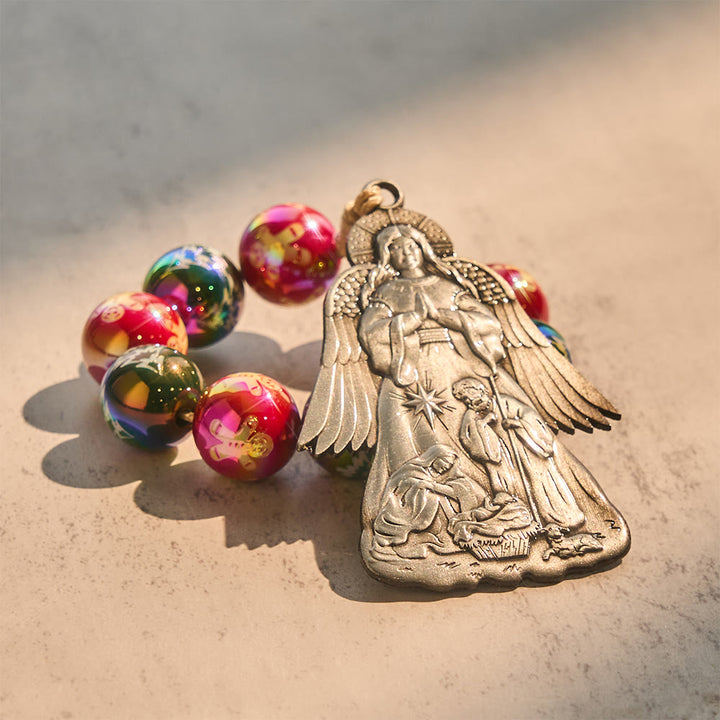 Christianartworkshop 3-teiliger Weihnachtsrosenkranz mit Krippenmotiv: Weihnachtliche Glitzerperlen & einzigartige Anhänger mit Geburtsszene - image 4