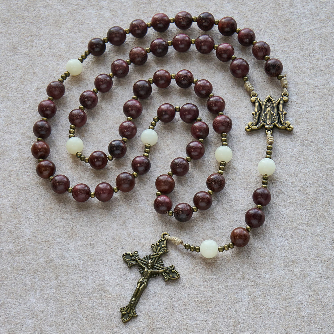 Christianartworkshop Rosenkranz aus natürlichem Perillaholz mit antikem Messingkreuz: Glaube in natürlicher Wärme vereinen - Perillaholz - image 0