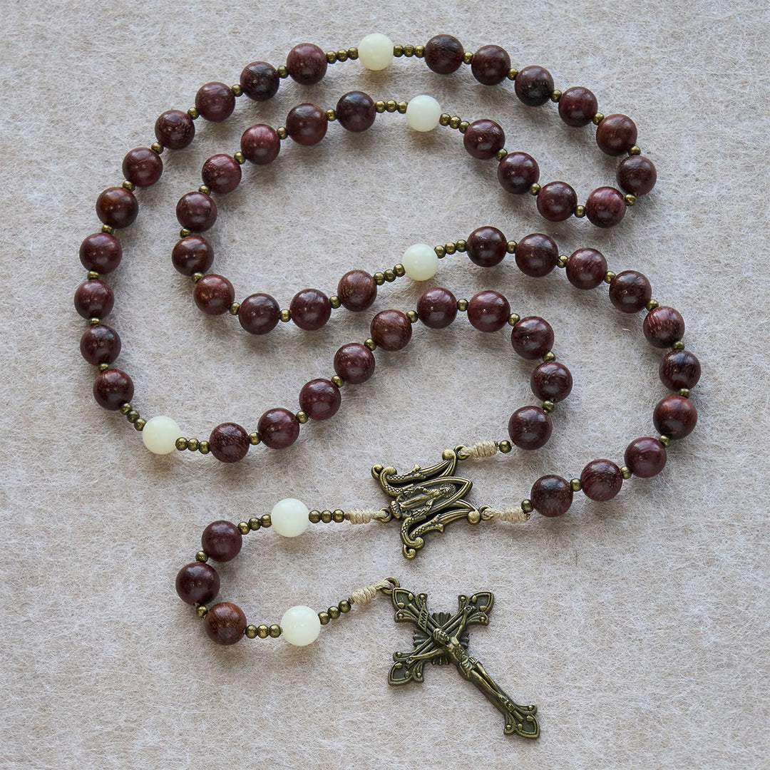 Christianartworkshop Rosenkranz aus natürlichem Perillaholz mit antikem Messingkreuz: Glaube in natürlicher Wärme vereinen - image 5